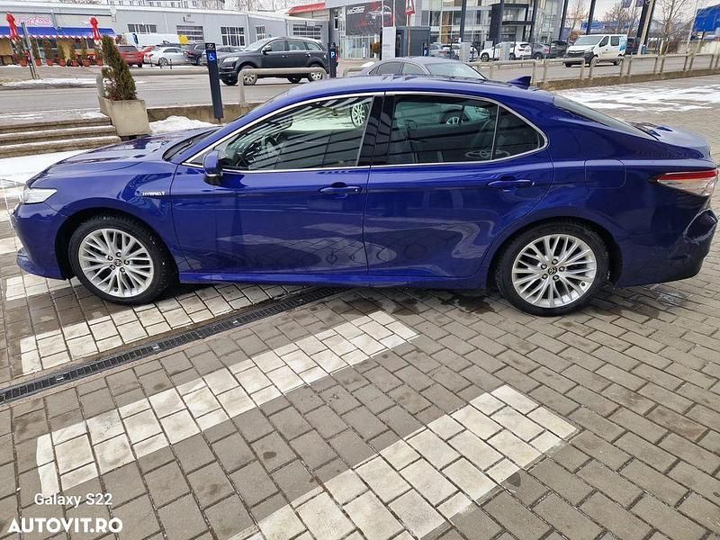 Second-hand Toyota Camry 218 CP (160 kW) 2021 Culoarealbastru Berlinǎ