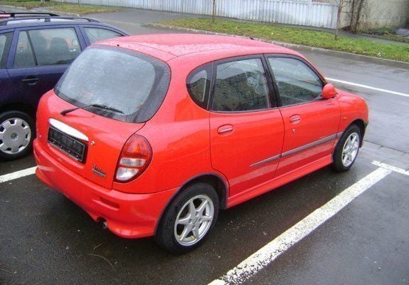Second-hand Daihatsu Sirion 102 CP (75 kW) 2001 Roşu Hatchback