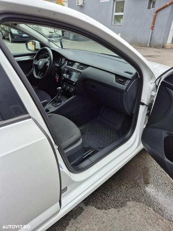 Culoarealb Utilizat 2018 Skoda Octavia Ambition Berlinǎ | 7.700 EUR (Preț bun) - Imagine 1/4