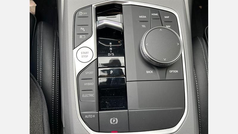 Second-hand BMW 330e Comfort Edition 292 CP (214 kW) 2024 Alpine white 3 Berlinǎ