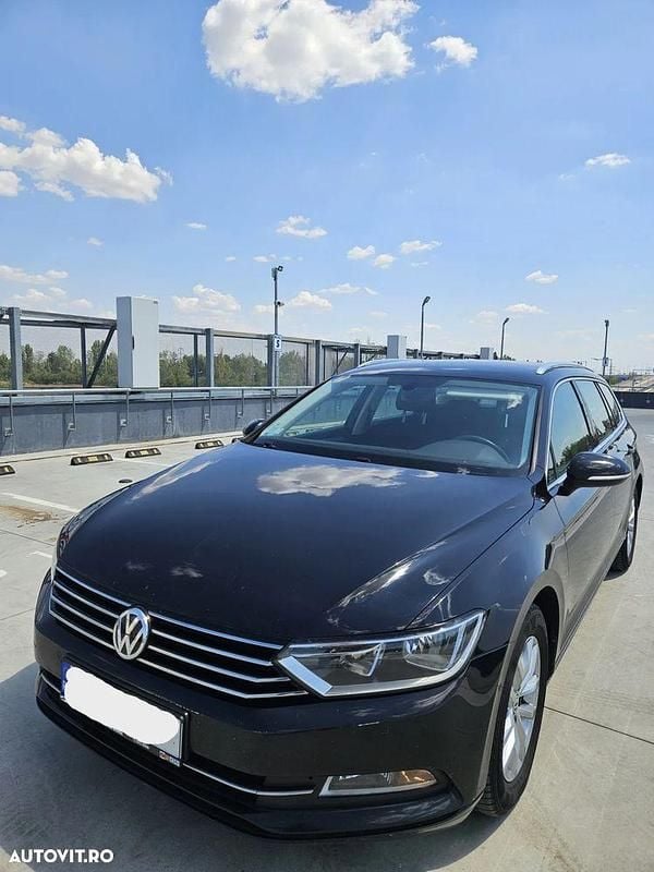 Culoarenegru Utilizat 2017 VW Passat Comfortline Break | 9.990 EUR (Preț bun) - Imagine 1/4