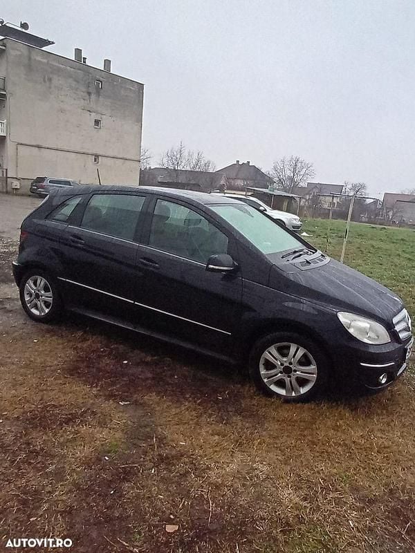 Culoarenegru Second-hand 2008 Mercedes B180 Monovolum | 3.150 EUR (Preț OK) - Imagine 1/4