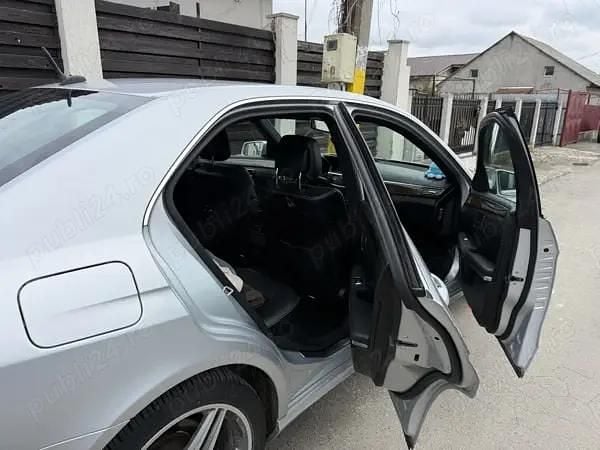 Second-hand Mercedes E200 136 CP (100 kW) 2010 Argintiu Berlinǎ