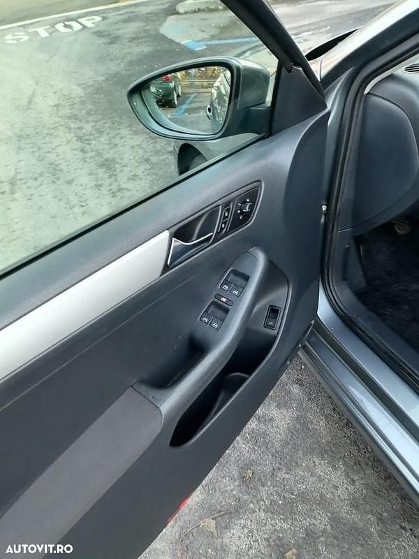 Second-hand VW Jetta Comfortline 105 CP (77 kW) 2011 Culoaregri Berlinǎ