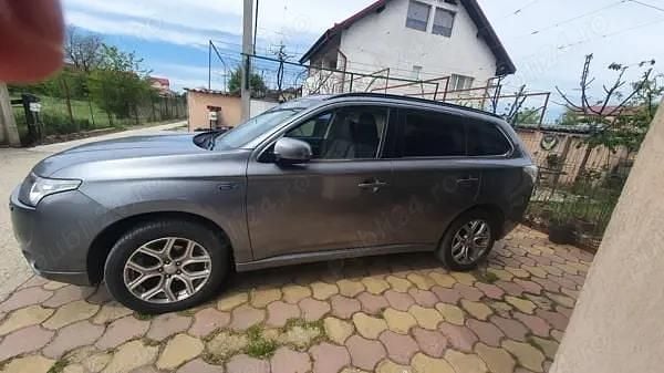 Second-hand Mitsubishi Outlander P-HEV 240 CP (176 kW) 2014 Argintiu SUV