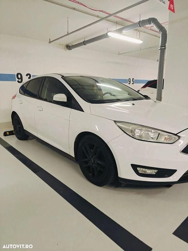 Second-hand Ford Focus 120 CP (88 kW) 2015 Culoarealb Hatchback