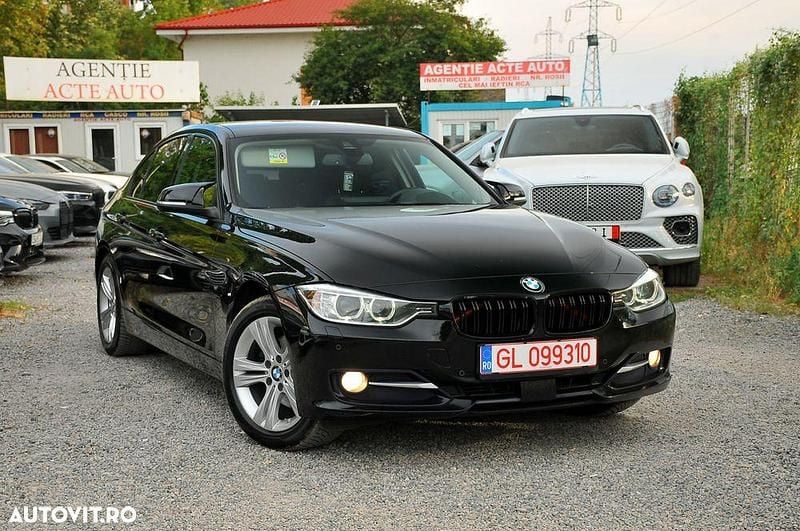 Culoarenegru Second-hand 2015 BMW 320 Berlinǎ | 12.699 EUR (Preț bun) - Imagine 1/4