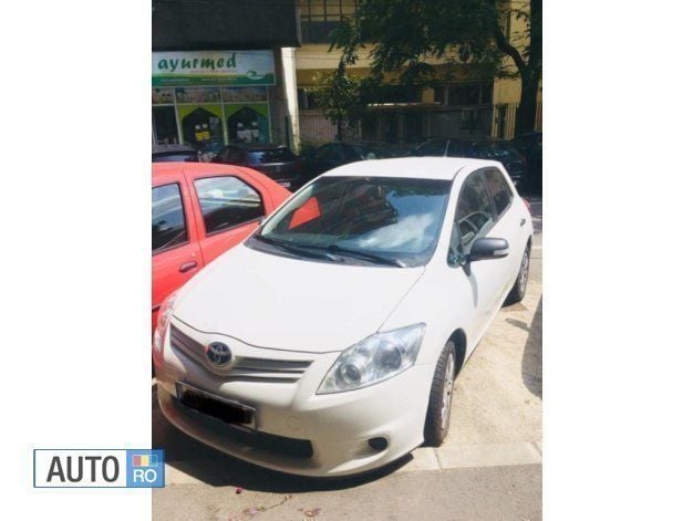 Second-hand Toyota Auris 66 CP (48 kW) 2011 Alb Hatchback