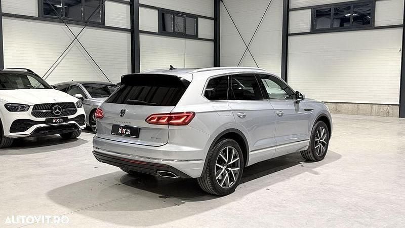 Second-hand VW Touareg Elegance 381 CP (280 kW) 2021 Argint SUV