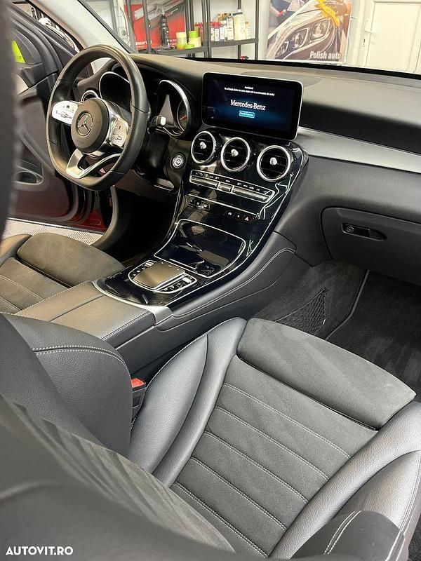 Second-hand Mercedes GLC300 258 CP (189 kW) 2020 Culoarenegru SUV