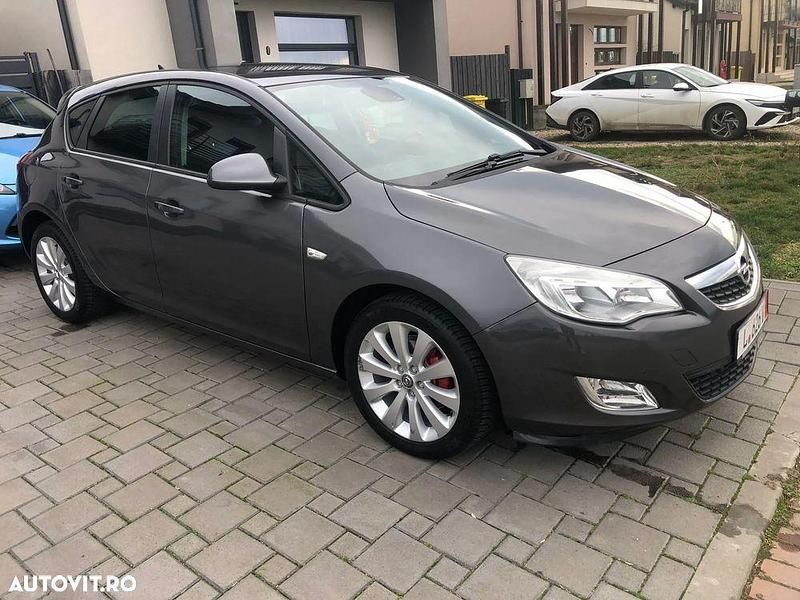 Second-hand Opel Astra Edition 140 CP (102 kW) 2011 Culoaregri Berlinǎ