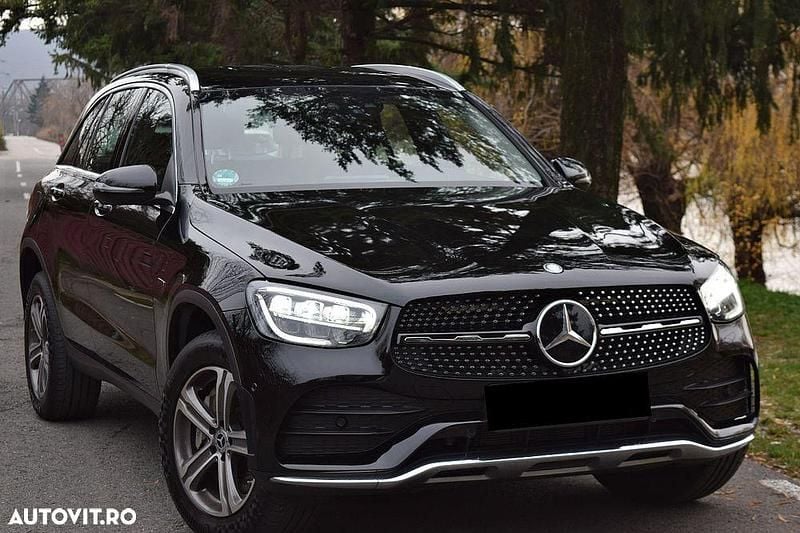 Culoarenegru Utilizat 2021 Mercedes GLC300e AMG line SUV | 31.300 EUR - Imagine 1/4