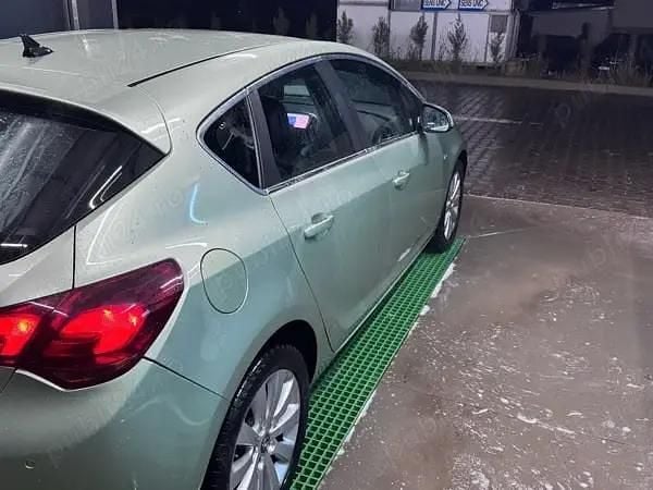 Second-hand Opel Astra 110 CP (80 kW) 2012 Verde Hatchback