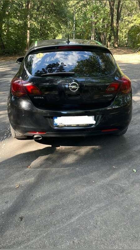 Second-hand Opel Astra Edition 180 CP (132 kW) 2010 Negru Berlinǎ