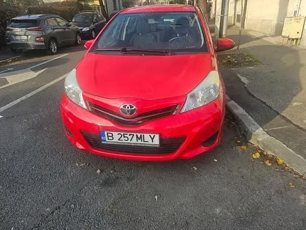Rosu Utilizat 2012 Toyota Yaris Hatchback | 5.200 EUR (Preț OK) - Imagine 1/4