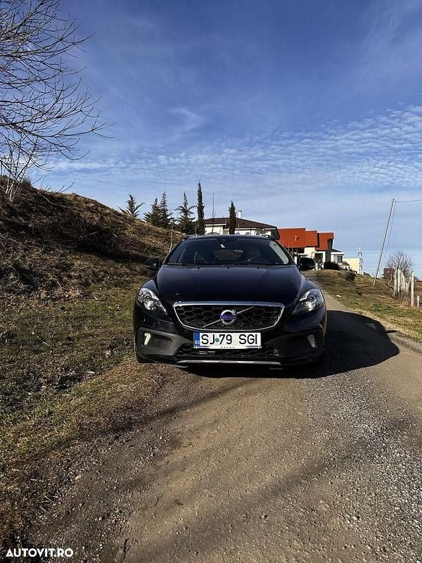 Second-hand Volvo V40 Ocean Race 150 CP (110 kW) 2015 Culoarenegru Hatchback