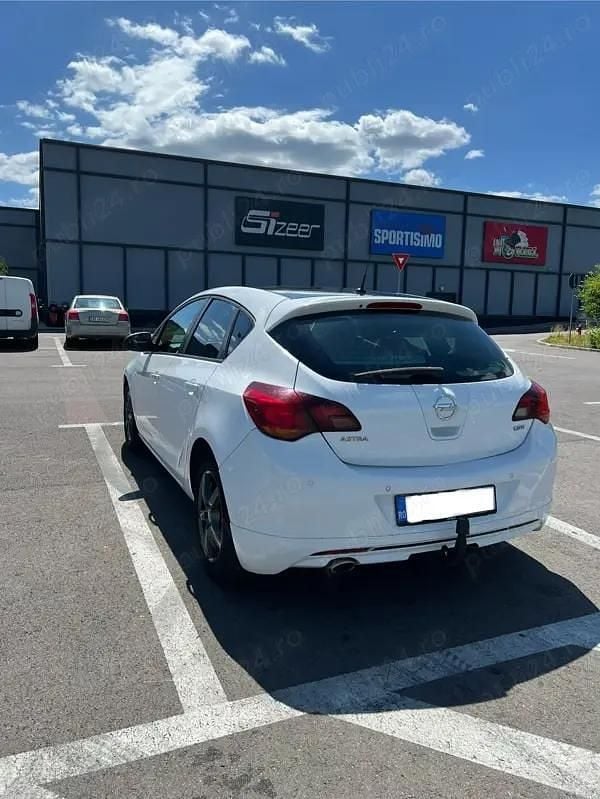 Second-hand Opel Astra 165 CP (121 kW) 2012 Alb Hatchback