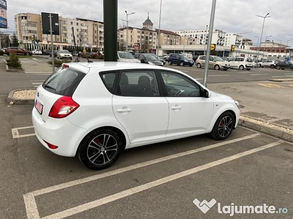 Alb Utilizat 2010 Kia Ceed Attract Hatchback | 4.500 EUR (Preț bun) - Imagine 1/4