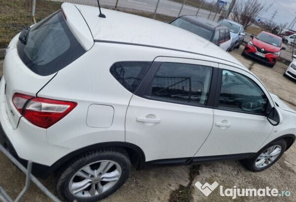 Alb Utilizat 2013 Nissan Qashqai SUV | 6.300 EUR - Imagine 1/4
