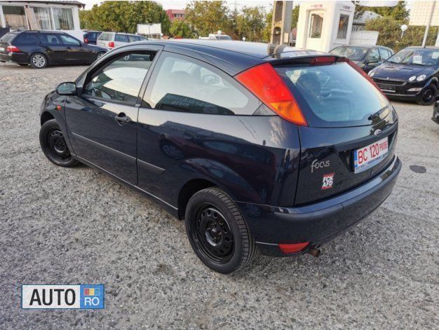 Second-hand Ford Focus 100 CP (73 kW) 2004 Albastru Berlinǎ