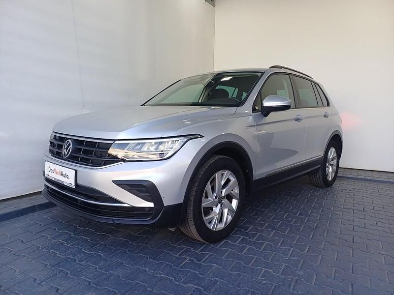 Gri mediumetalic Utilizat 2022 VW Tiguan Life SUV | 28.750 EUR (Preț OK) - Imagine 1/4