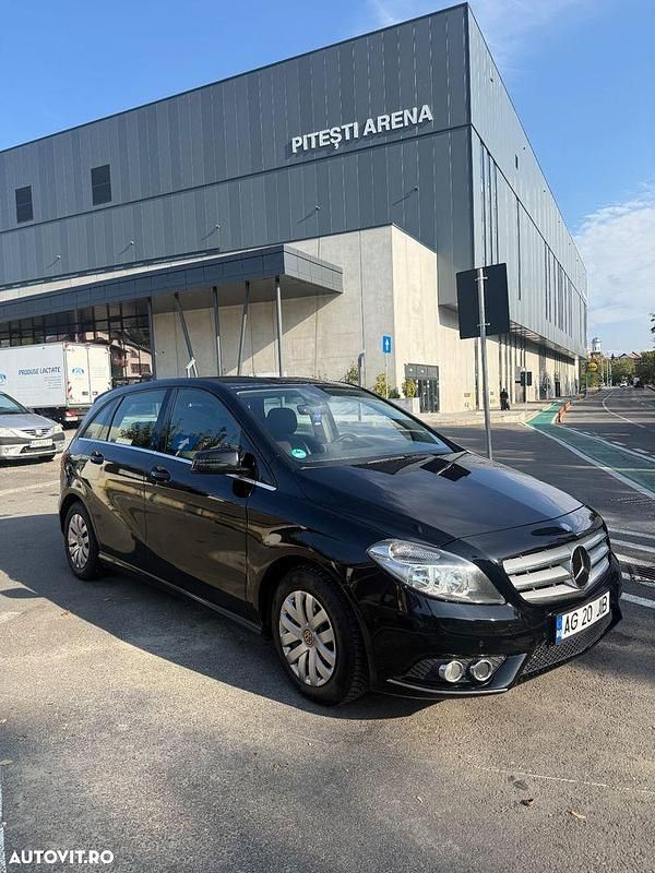 Culoarenegru Second-hand 2013 Mercedes B180 Monovolum | 6.350 EUR (Preț OK) - Imagine 1/4