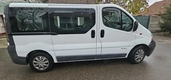 Second-hand Renault Trafic 101 CP (74 kW) 2004 Alb Monovolum