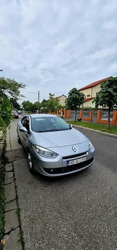Argintiu Utilizat 2010 Renault Fluence Berlinǎ | 4.200 EUR (Preț OK) - Imagine 1/3