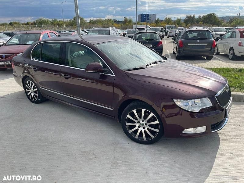 Culoarerosu Second-hand 2009 Skoda Superb Elegance Berlinǎ | 6.950 EUR (Puțin scump) - Imagine 1/4