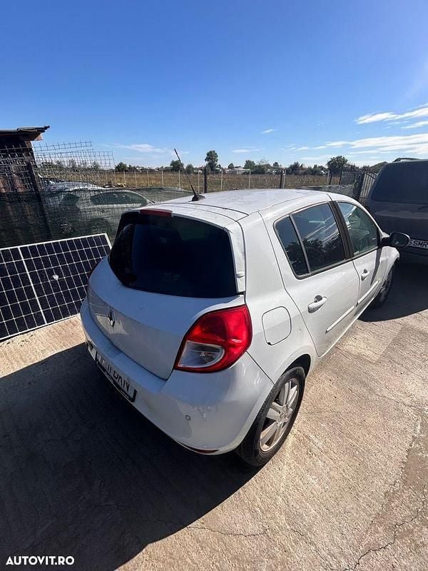 Second-hand Renault Clio II LIMITED 90 CP (66 kW) 2011 Culoarealb