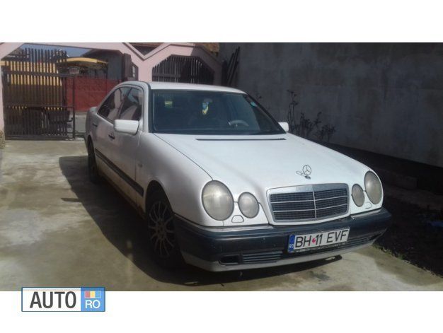 Alb Utilizat 1996 Mercedes E220 Berlinǎ | 1.000 EUR - Imagine 1/4