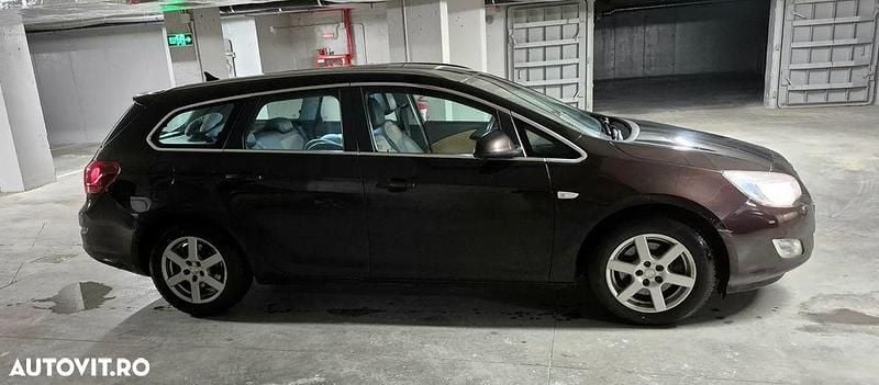 Second-hand Opel Astra 165 CP (121 kW) 2011 Culoaremaro Break