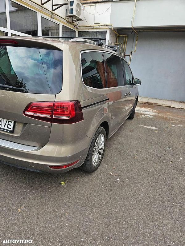Second-hand VW Sharan Trendline 140 CP (102 kW) 2016 Culoaregalbeuriu Monovolum