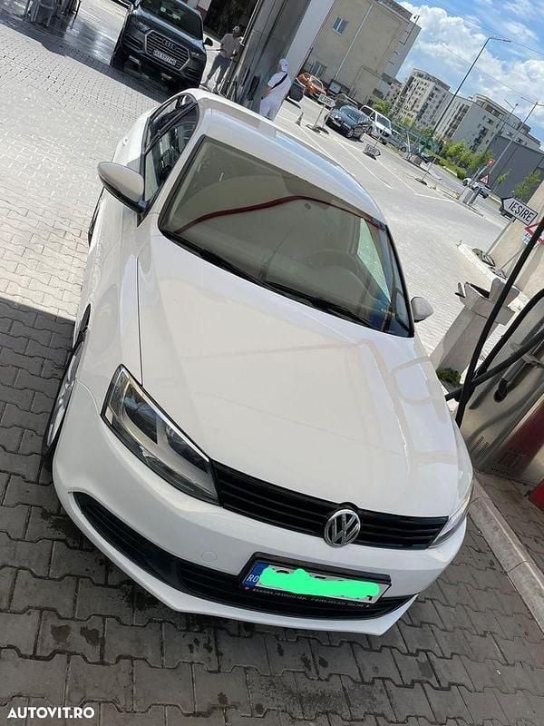 Alb Utilizat 2012 VW Jetta Trendline Berlinǎ | 5.000 EUR (Preț OK) - Imagine 1/4