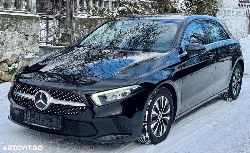 Culoarenegru Utilizat 2022 Mercedes A180 Hatchback | 19.300 EUR (Preț bun) - Imagine 1/4