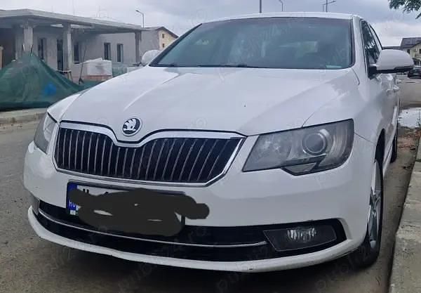 Alb Utilizat 2014 Skoda Superb Berlinǎ | 5.500 EUR (Scump) - Imagine 1/4