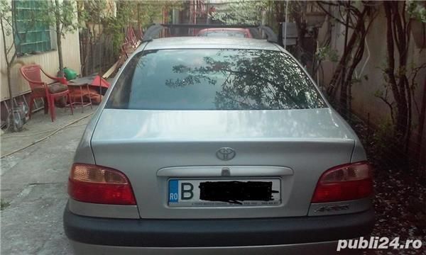 Second-hand Toyota Avensis 129 CP (94 kW) 2002 Galben Berlinǎ