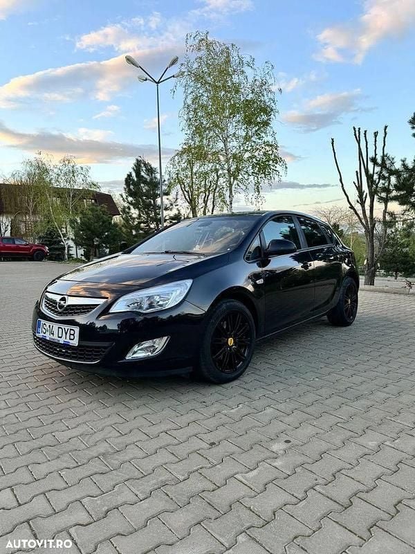 Negru Utilizat 2011 Opel Astra Essentia Hatchback | 3.550 EUR (Preț OK) - Imagine 1/4