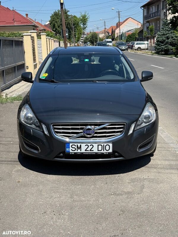 Gri Utilizat 2013 Volvo V60 Momentum Break | 6.600 EUR (Super Preț) - Imagine 1/4