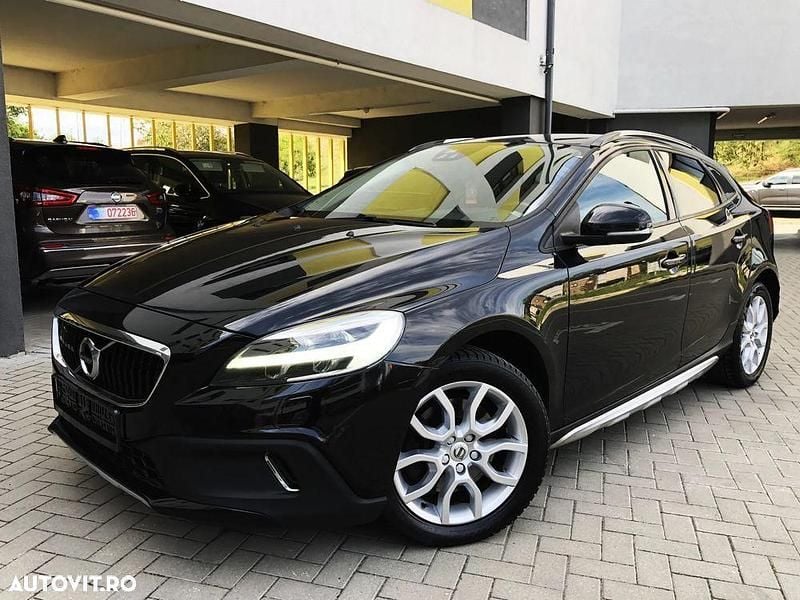 Culoarenegru Utilizat 2017 Volvo V40 CC Summum Break | 12.950 EUR - Imagine 1/4