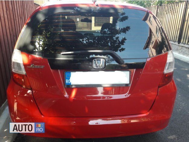 Second-hand Honda Jazz 100 CP (73 kW) 2011 Rosu Hatchback