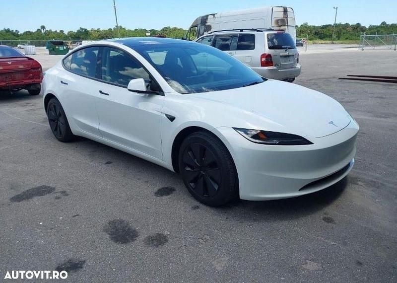 Alb Utilizat 2024 Tesla Model 3 Standard Range Plus Berlinǎ | 32.800 EUR (Preț bun) - Imagine 1/4