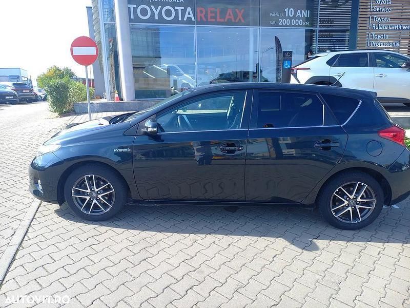 Second-hand Toyota Auris Hybrid Comfort 136 CP (100 kW) 2014 Culoarenegru Hatchback