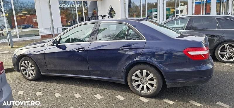 Culoarealbastru Utilizat 2013 Mercedes E200 Berlinǎ | 8.550 EUR (Super Preț) - Imagine 1/4