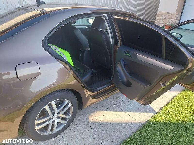 Second-hand VW Jetta Comfortline 105 CP (77 kW) 2012 Culoaremaro Berlinǎ