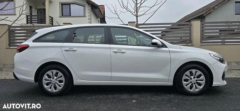 Second-hand Hyundai i30 Intro Edition 110 CP (80 kW) 2018 Culoarealb Break