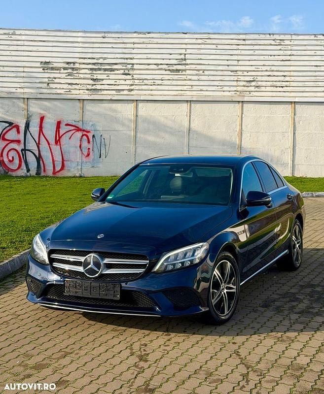 Second-hand Mercedes C300 Avantgarde 245 CP (180 kW) 2018 Culoarealbastru Berlinǎ