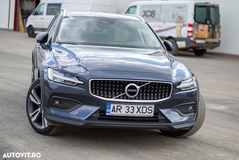 Albastru Utilizat 2022 Volvo V60 Momentum Break | 37.873 EUR - Imagine 1/4