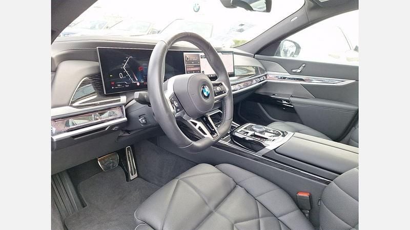 Second-hand BMW 740 Comfort Edition 299 CP (219 kW) 2024 Black sapphire metallic metalizat Berlinǎ