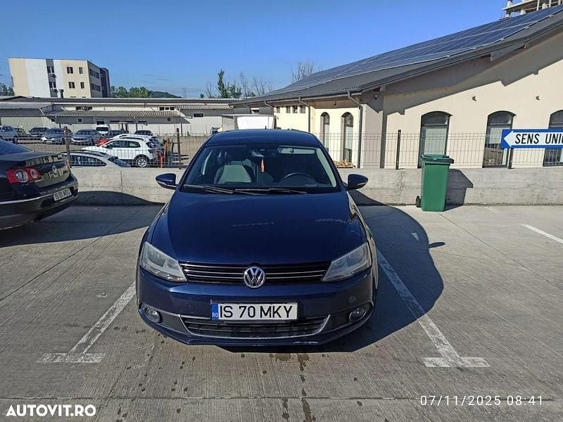 Second-hand VW Jetta Highline 105 CP (77 kW) 2011 Culoarealbastru Berlinǎ